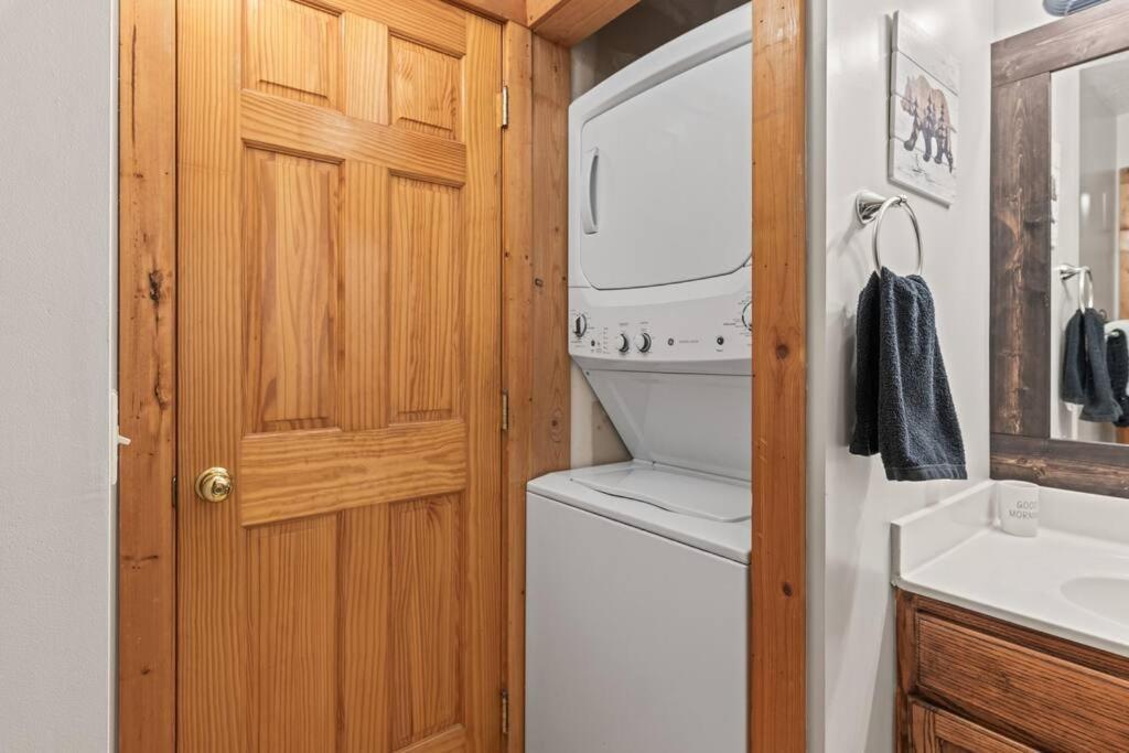 Cozy Cabin In The Smokies!!! Fully Furnished And Complete With Community Indoor And Outdoor Pools And Spas, Game And Fitness Rooms As Well As A Private Hot Tub Pigeon Forge Kültér fotó