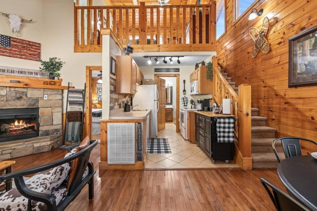 Cozy Cabin In The Smokies!!! Fully Furnished And Complete With Community Indoor And Outdoor Pools And Spas, Game And Fitness Rooms As Well As A Private Hot Tub Pigeon Forge Kültér fotó