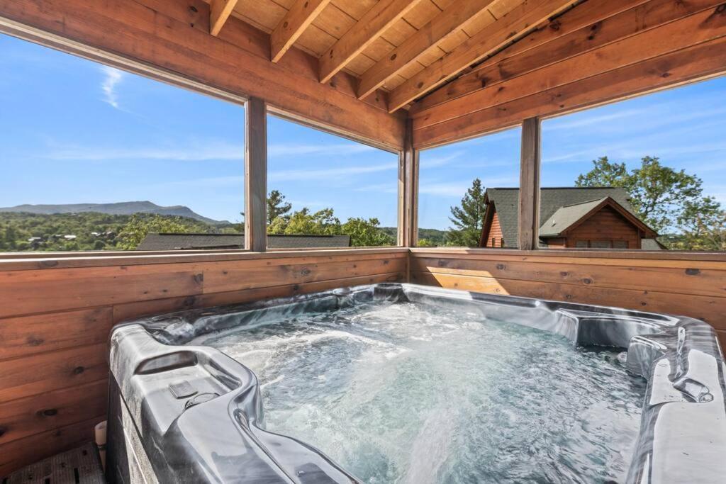 Cozy Cabin In The Smokies!!! Fully Furnished And Complete With Community Indoor And Outdoor Pools And Spas, Game And Fitness Rooms As Well As A Private Hot Tub Pigeon Forge Kültér fotó