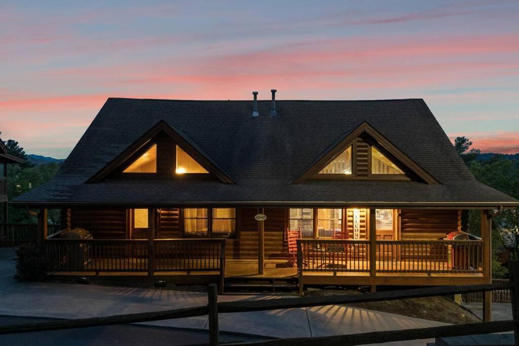 Cozy Cabin In The Smokies!!! Fully Furnished And Complete With Community Indoor And Outdoor Pools And Spas, Game And Fitness Rooms As Well As A Private Hot Tub Pigeon Forge Kültér fotó