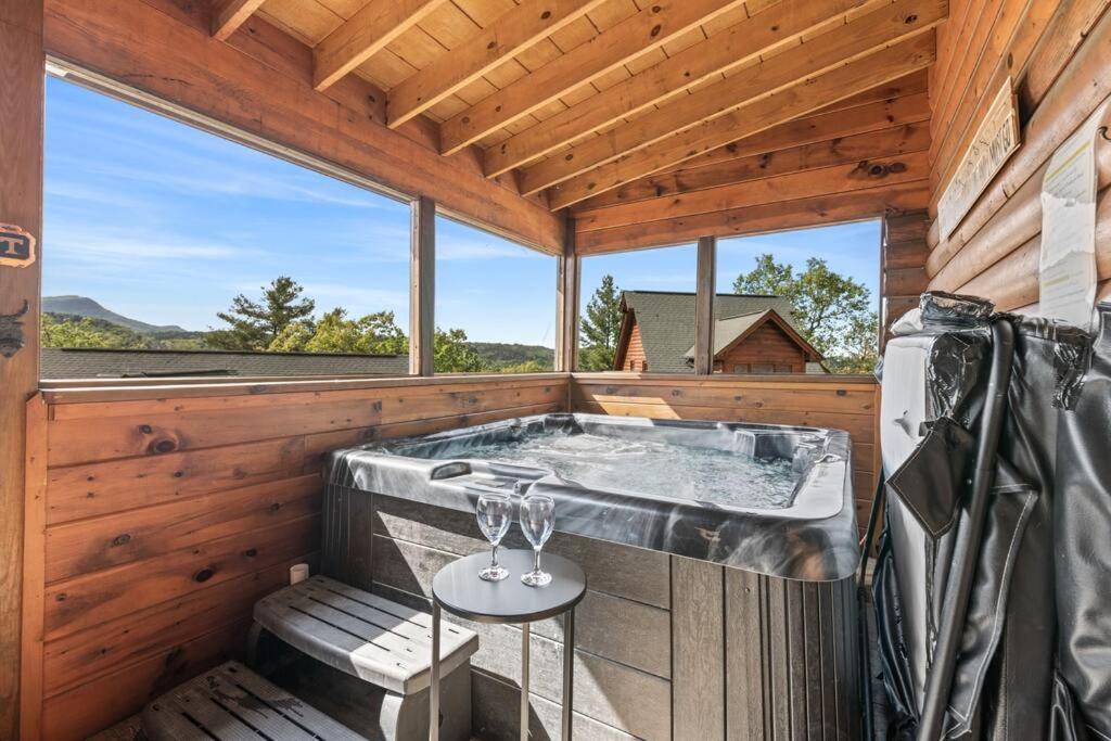 Cozy Cabin In The Smokies!!! Fully Furnished And Complete With Community Indoor And Outdoor Pools And Spas, Game And Fitness Rooms As Well As A Private Hot Tub Pigeon Forge Kültér fotó